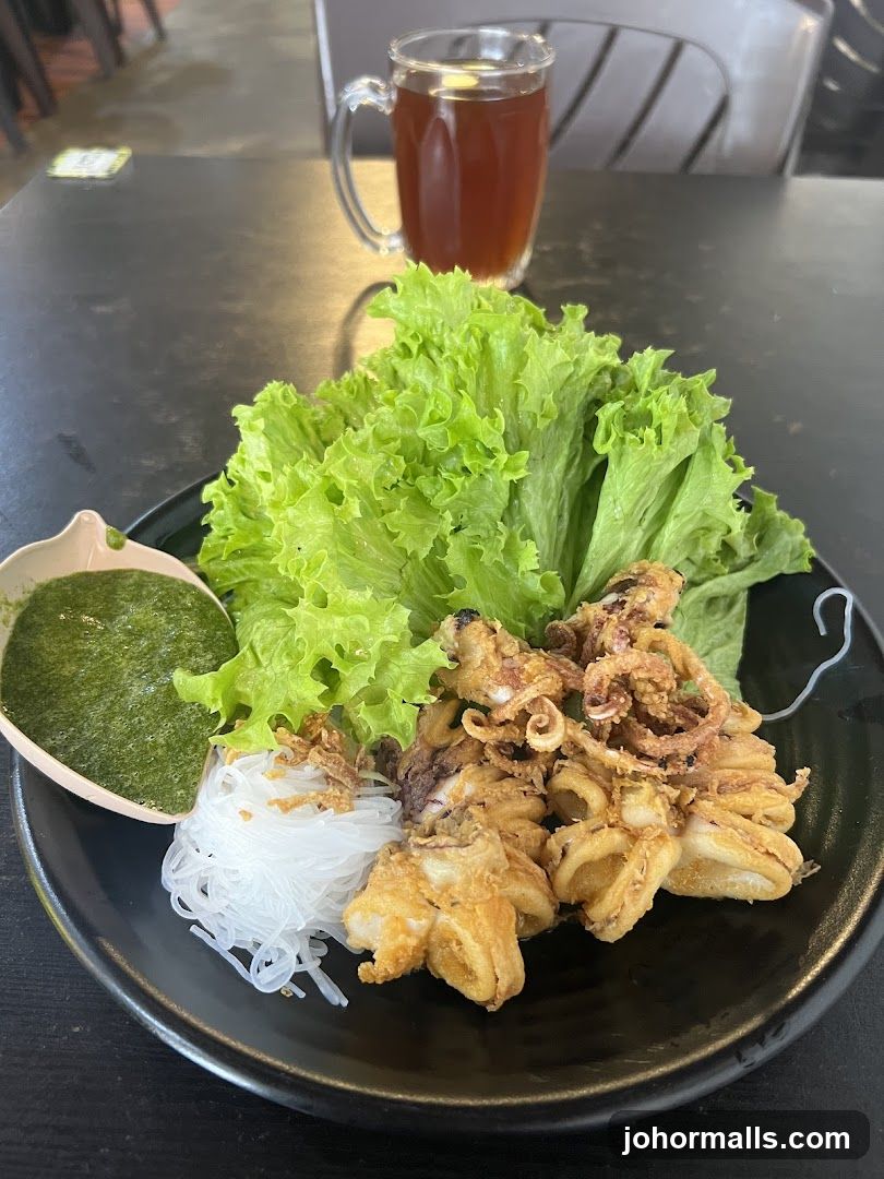 Fried Calamari with Lettuce and Sauce