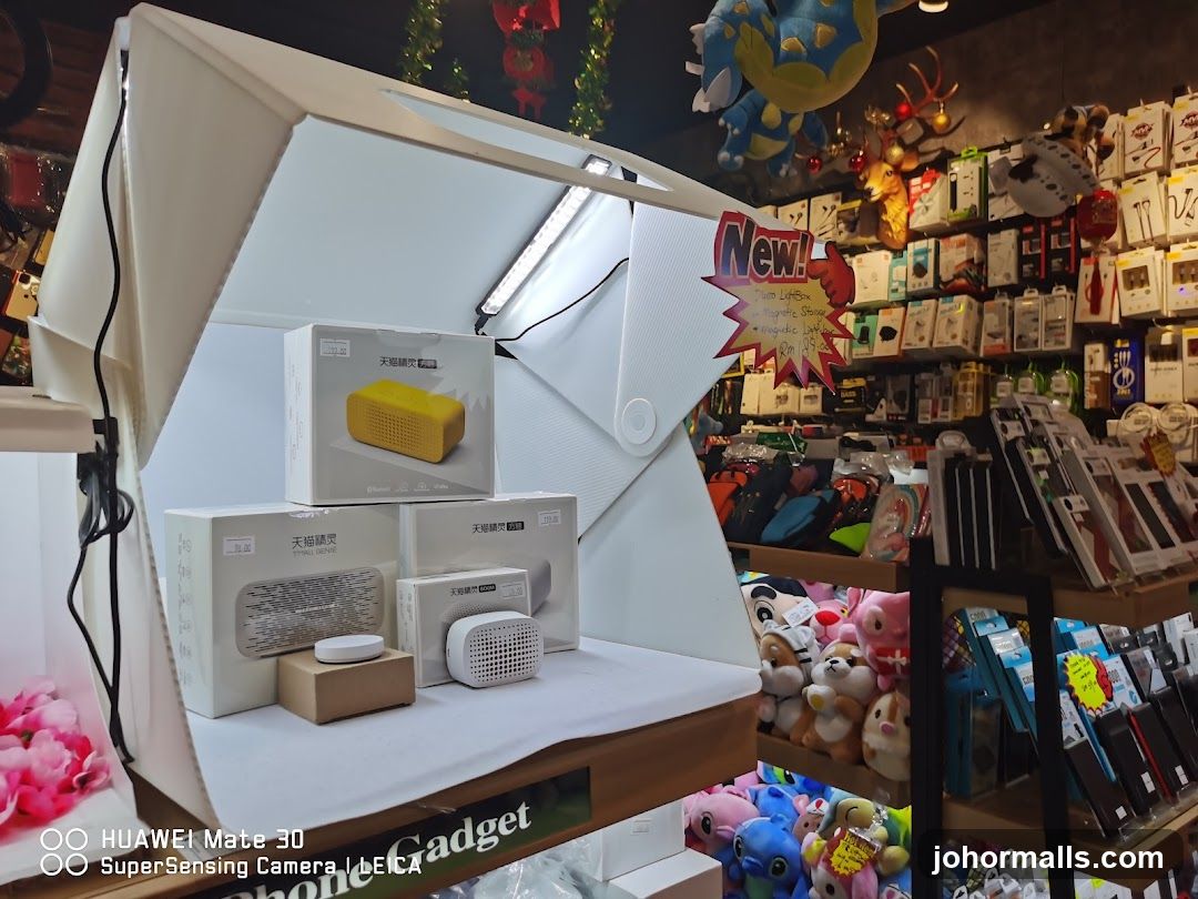 Gadget Store Display
