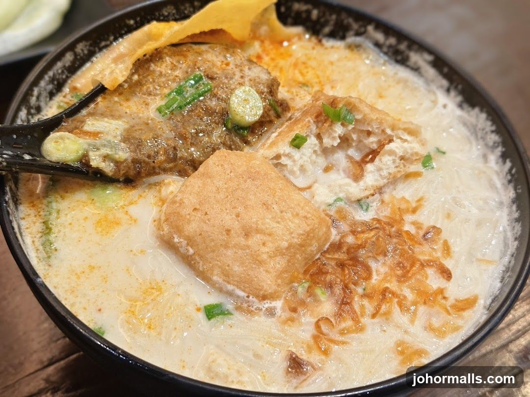 Noodle Soup with Tofu and Meatball