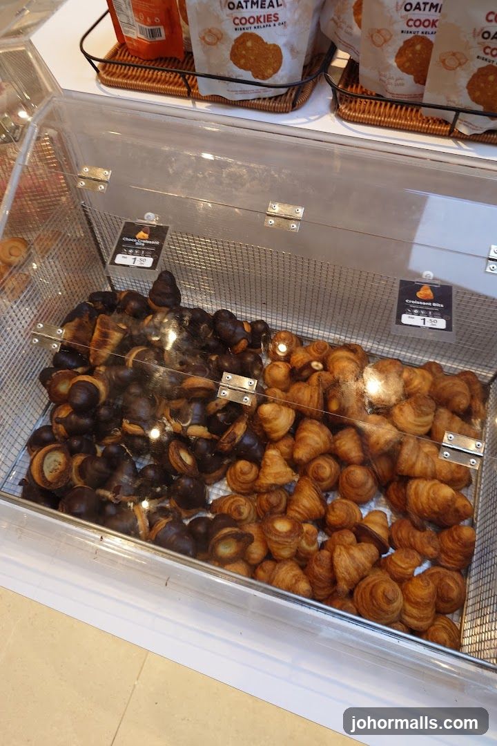 Croissant Display