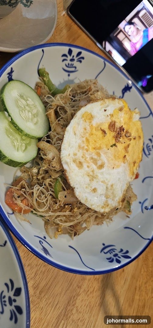 Fried Noodles with Egg and Cucumber