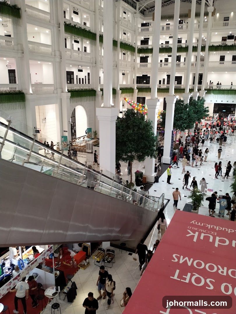 Indoor Mall with Escalator and Stalls