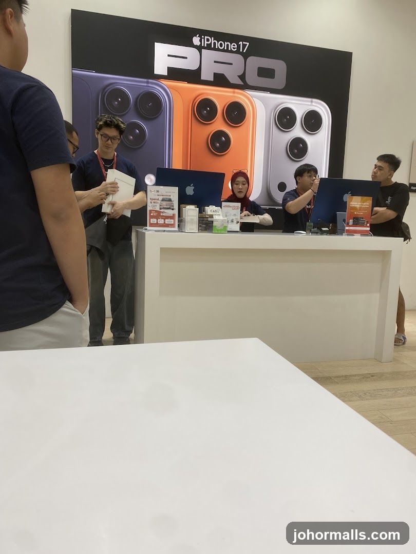Apple Store Counter