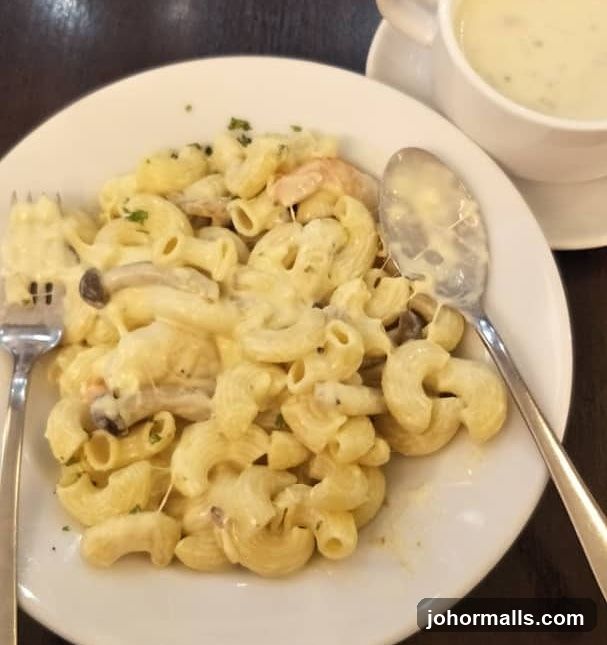 Creamy Macaroni with Mushrooms and Shrimp