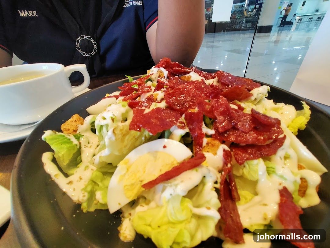 Salad with Bacon and Egg