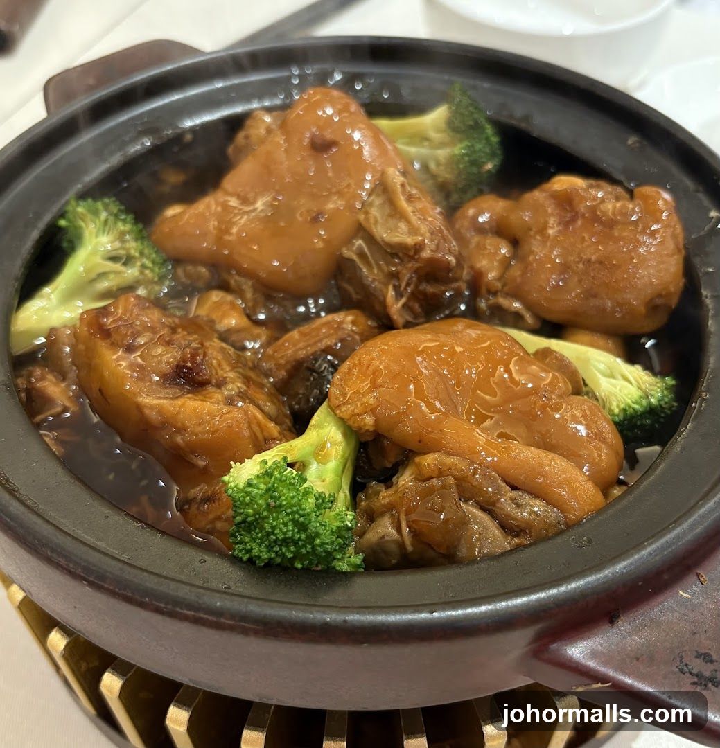 Braised Pork Knuckles with Broccoli