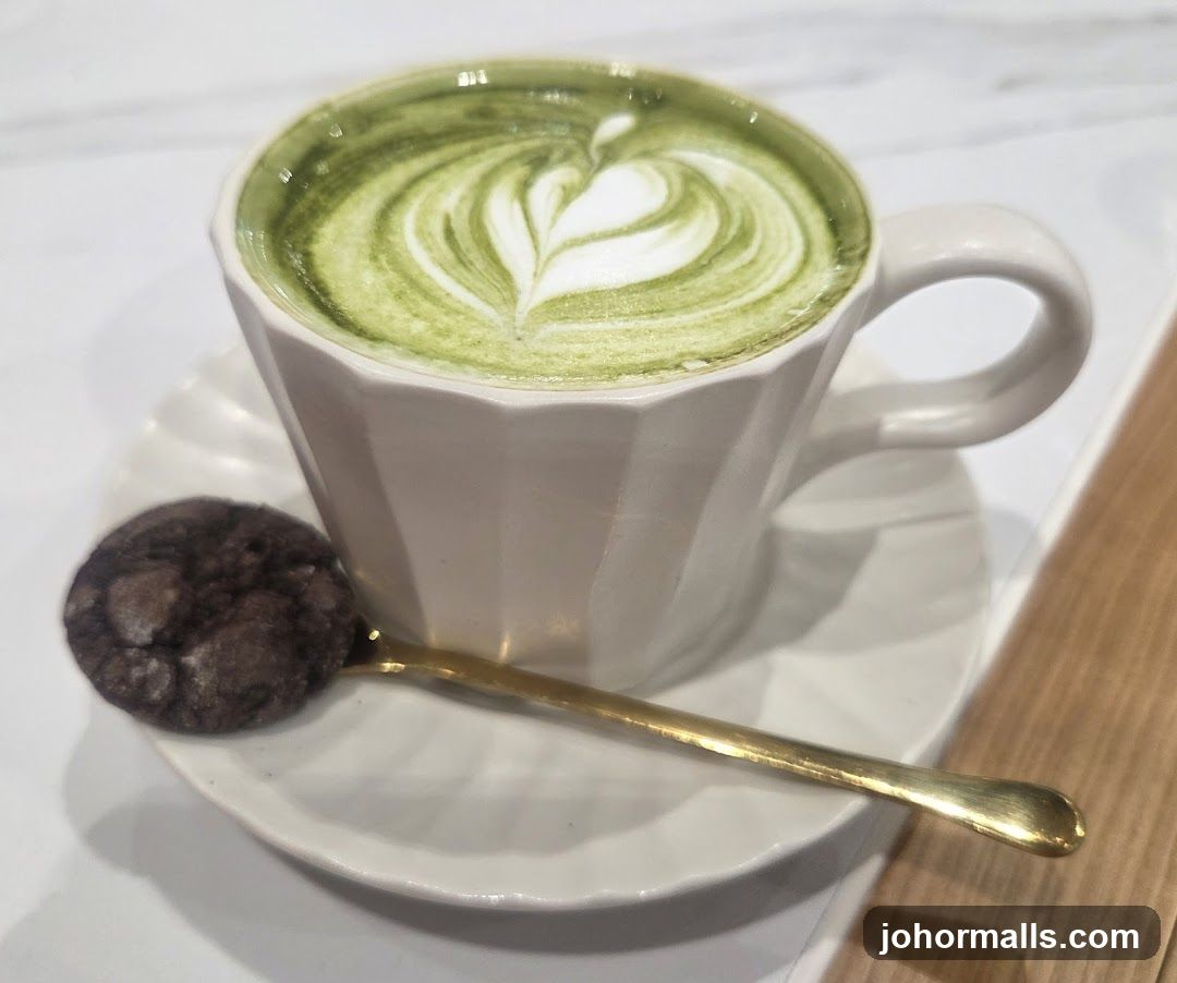 Matcha Latte with Cookie