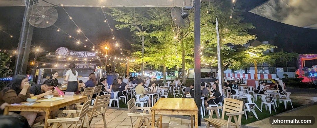 Outdoor dining area with string lights