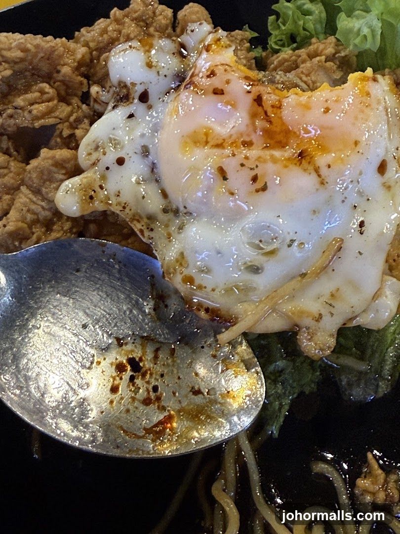 Fried Egg and Crispy Chicken with Noodles