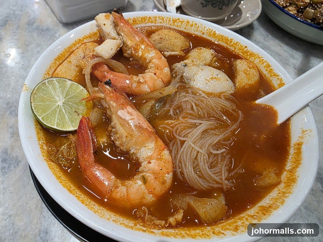 Laksa with Prawns and Fish Cakes