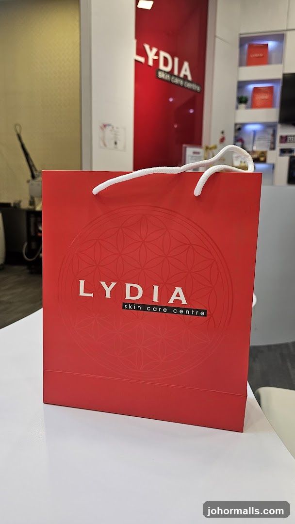 Red shopping bag with logo