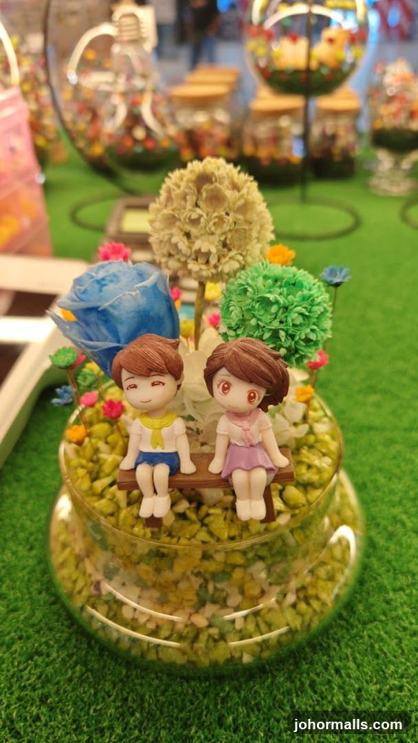 Couple figurine decoration