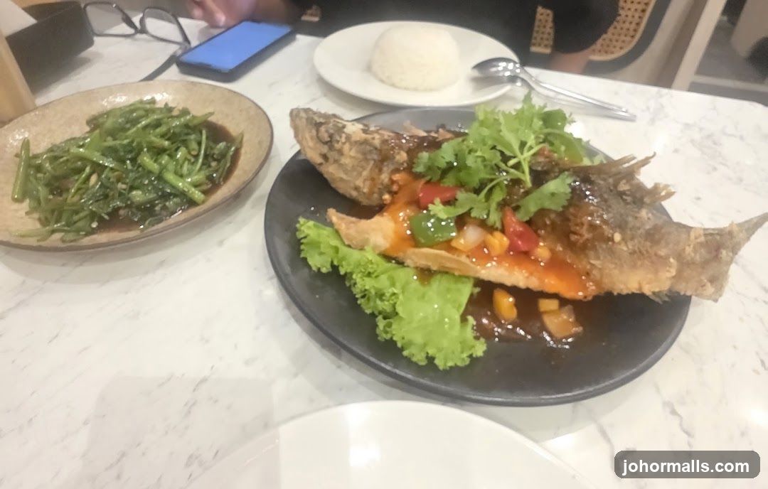 Fried Fish with Sweet and Sour Sauce and Stir-fried Vegetables