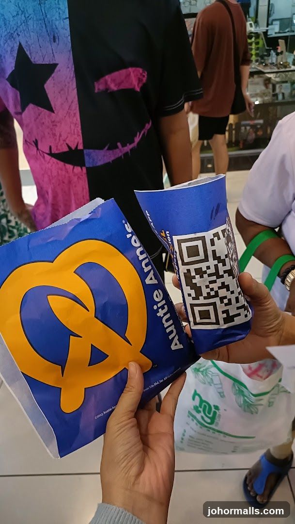 Auntie Anne's Bag and QR Code