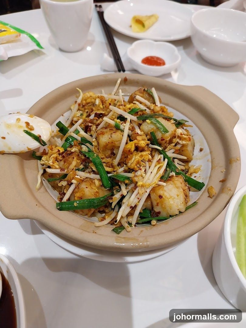Stir-fried dish with vegetables and seafood