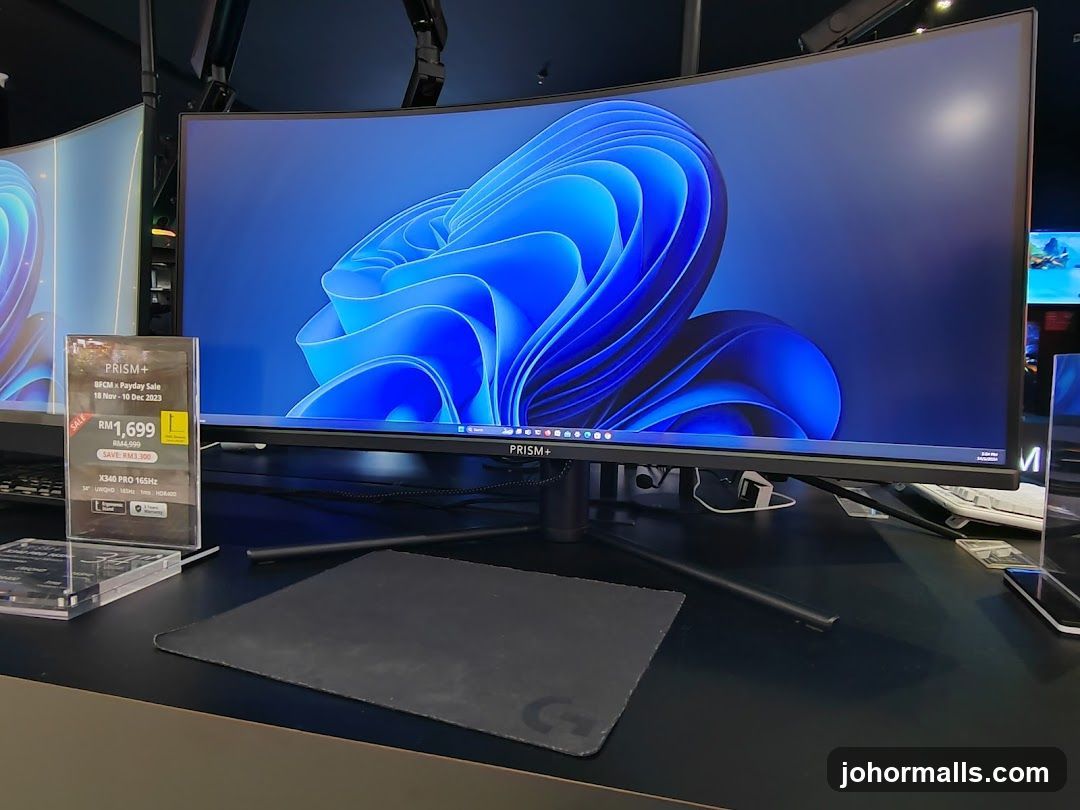 Curved Monitor Display