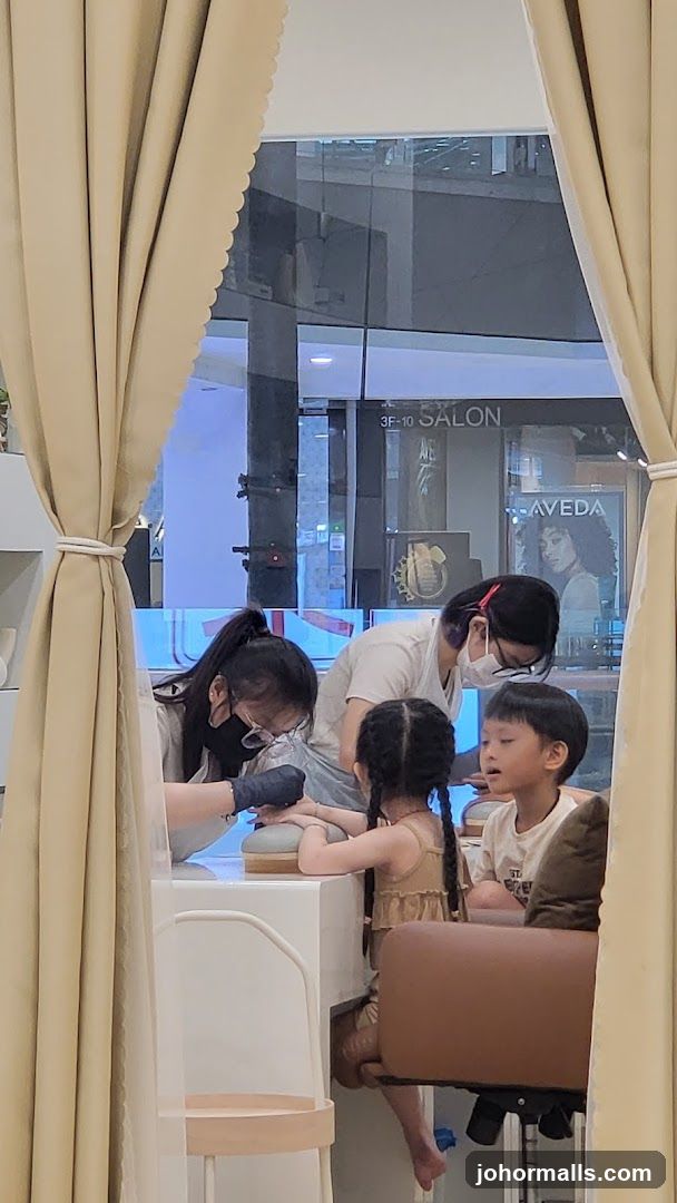 Nail Salon Service
