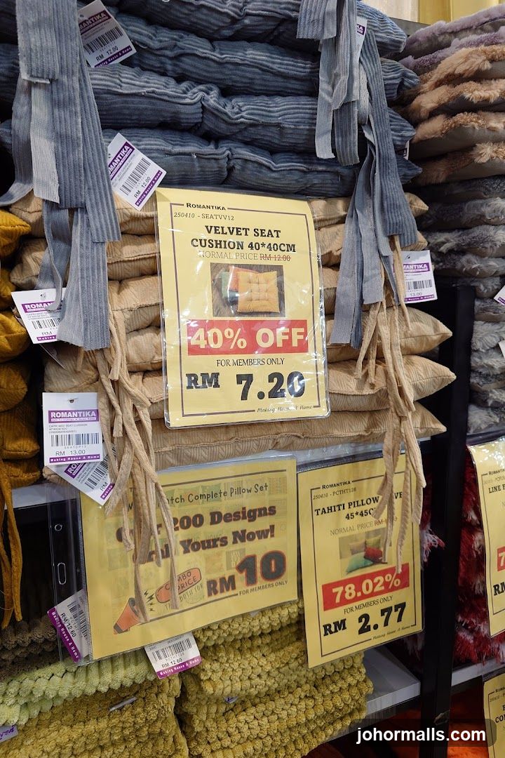 Promotional display for cushions and pillow sets