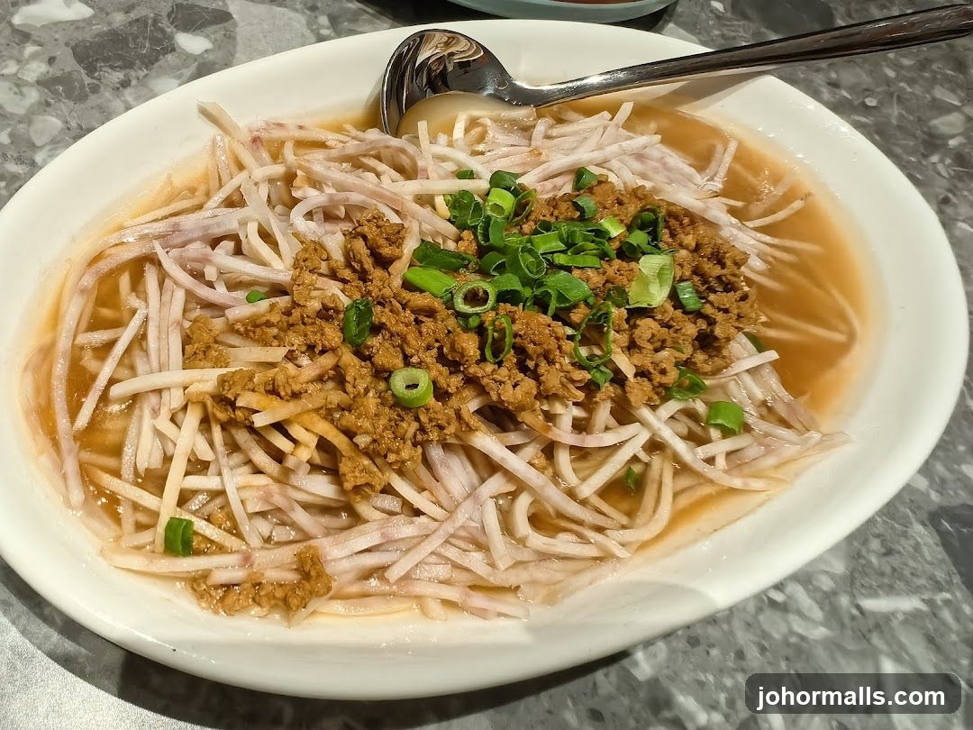 Noodle Dish with Minced Meat and Scallions