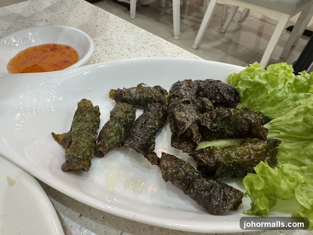 Fried Meat Rolls with Lettuce and Sauce