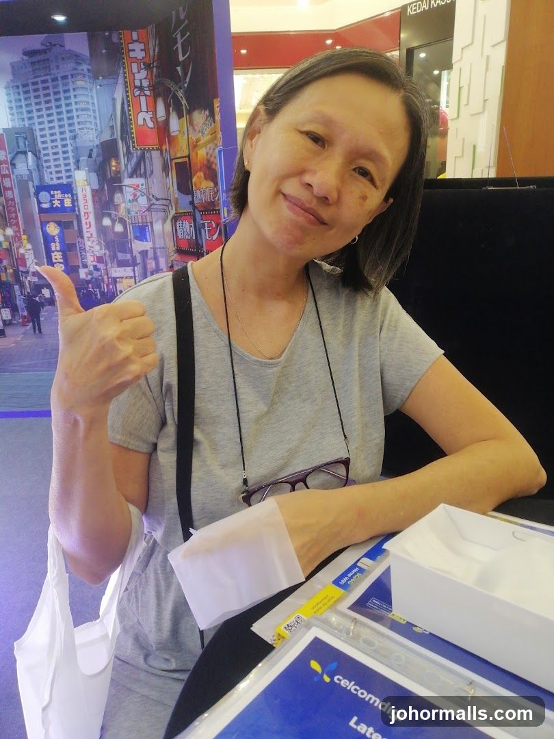 Woman giving a thumbs up