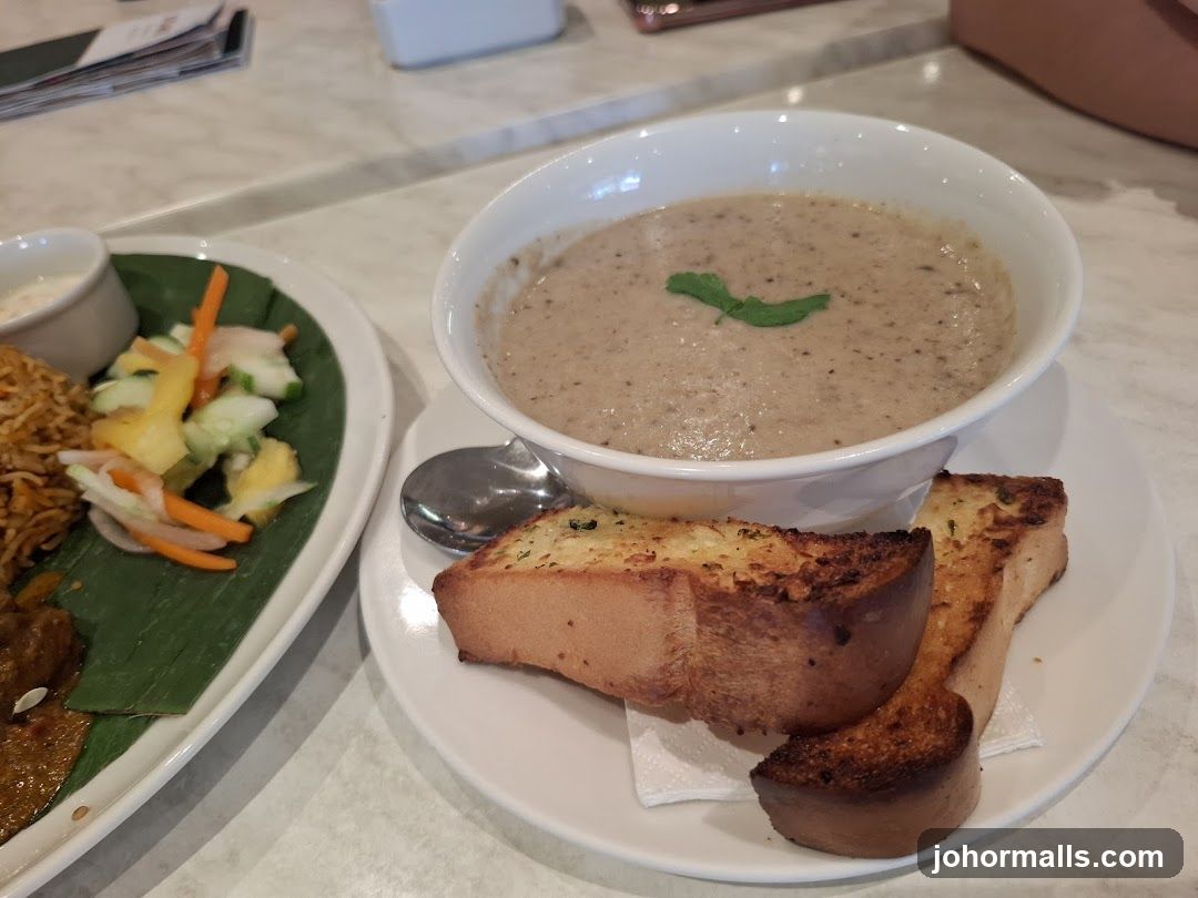 Mushroom Soup with Garlic Bread