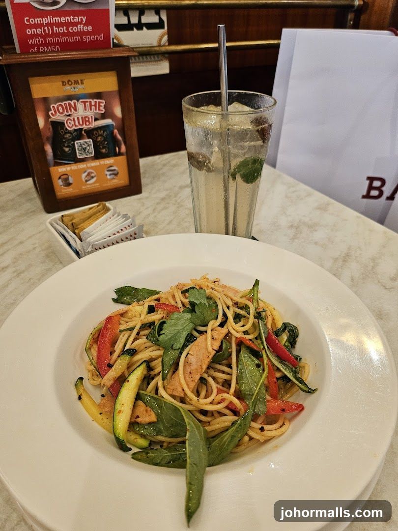 Spaghetti with Vegetables and Drink