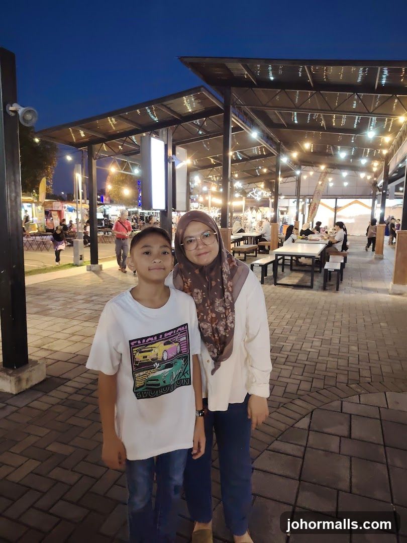 People at an outdoor food court