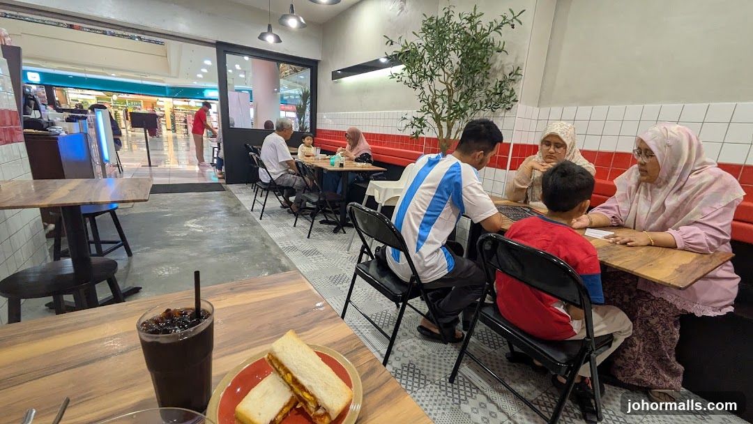 Diners at a cafe