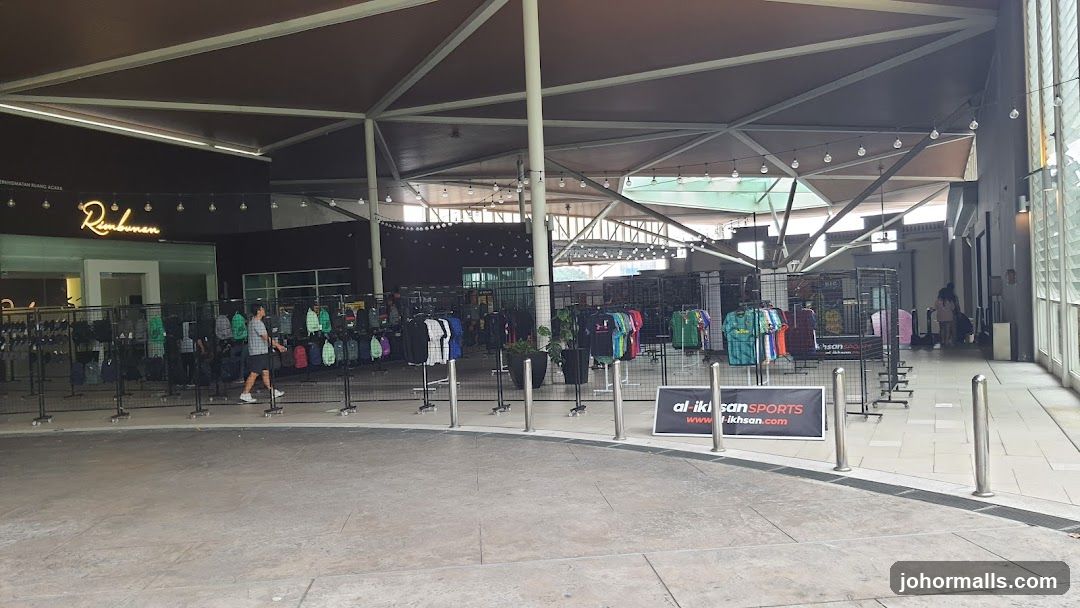 Outdoor retail display