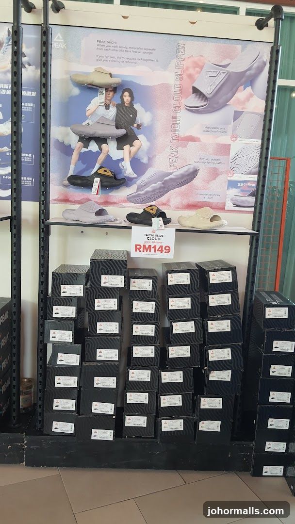 Peak Taichi Cloud Slippers Display