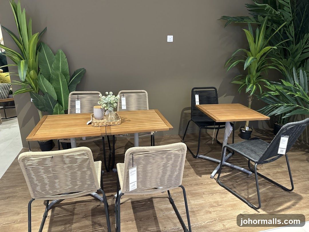 Outdoor Dining Set Display