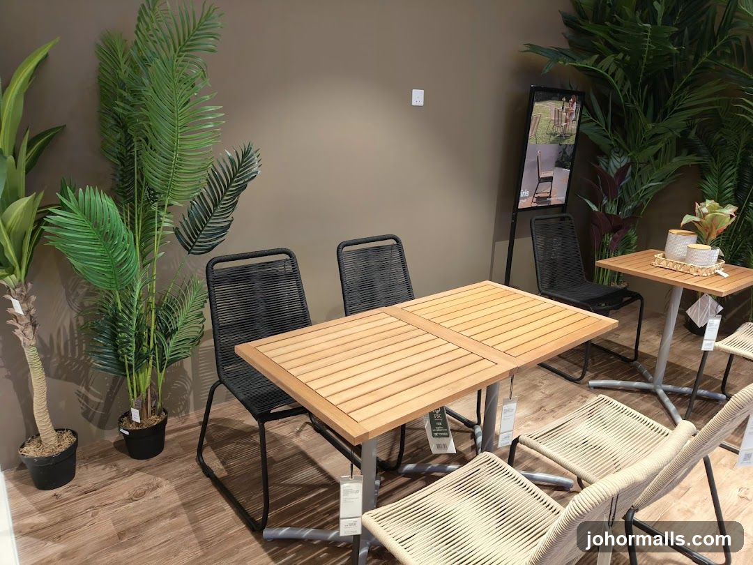 Outdoor Dining Set Display