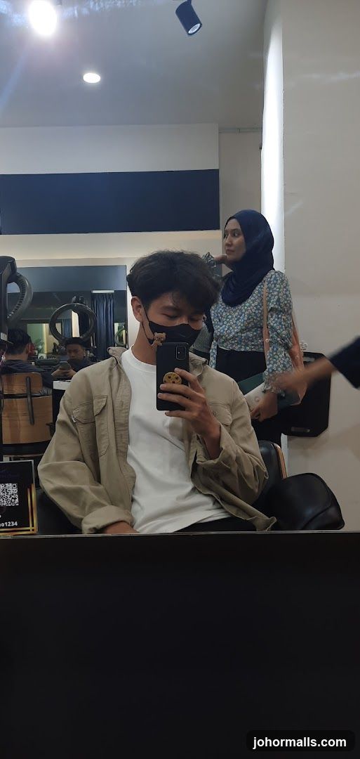 Man taking a selfie in a salon
