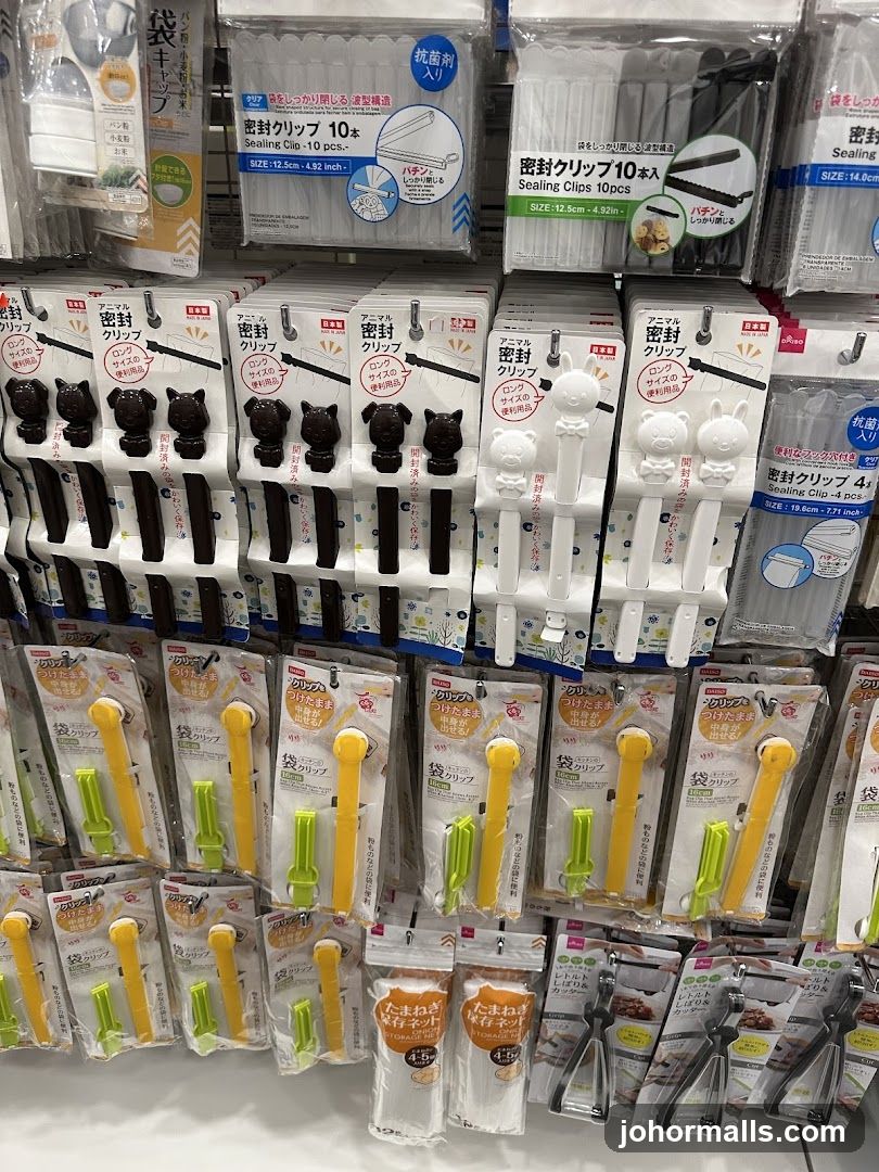 Store shelf with sealing clips