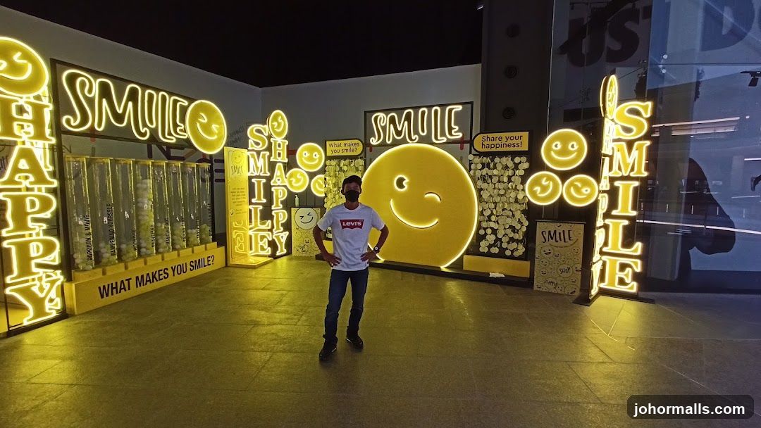 Smile-themed interior display