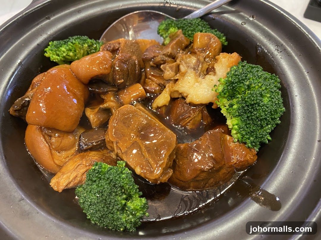 Ceramic Pot with Braised Meat and Broccoli