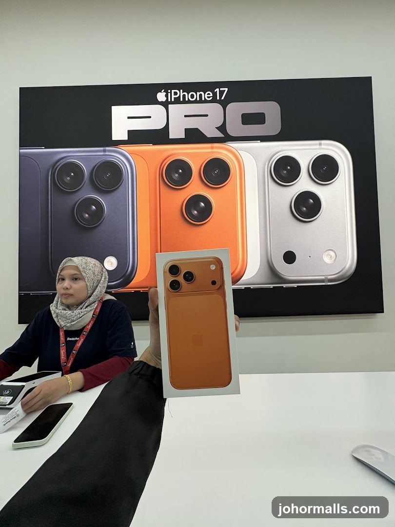 iPhone 17 Pro Display in Store