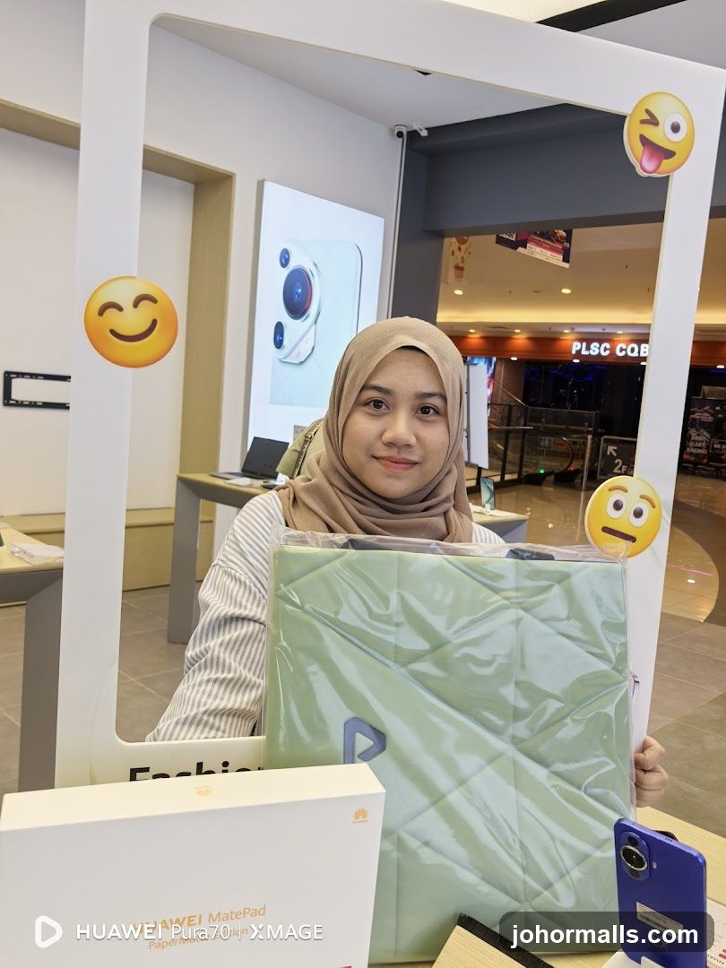 Customer at Huawei Store