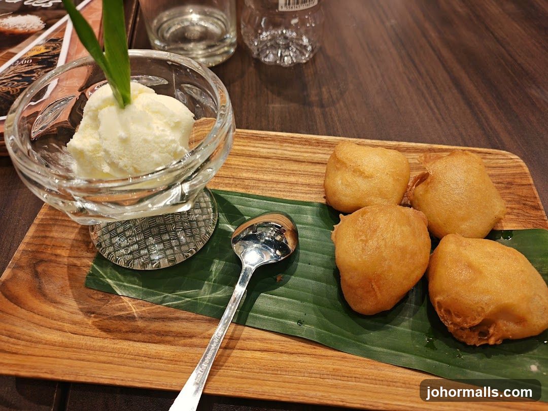 Dessert Plate on Wooden Tray