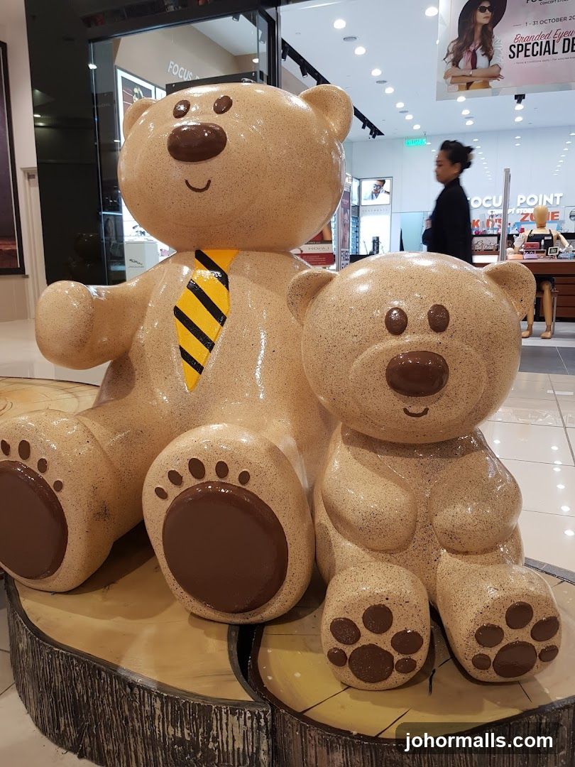 Bear statues in shopping mall