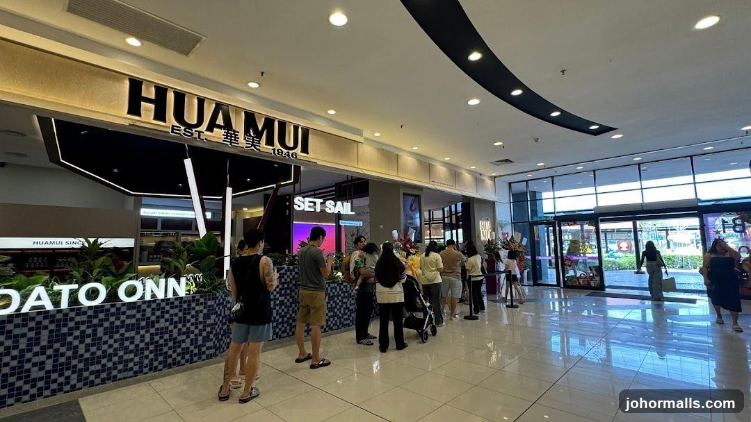 Interior of shopping mall with Hua Mui storefront