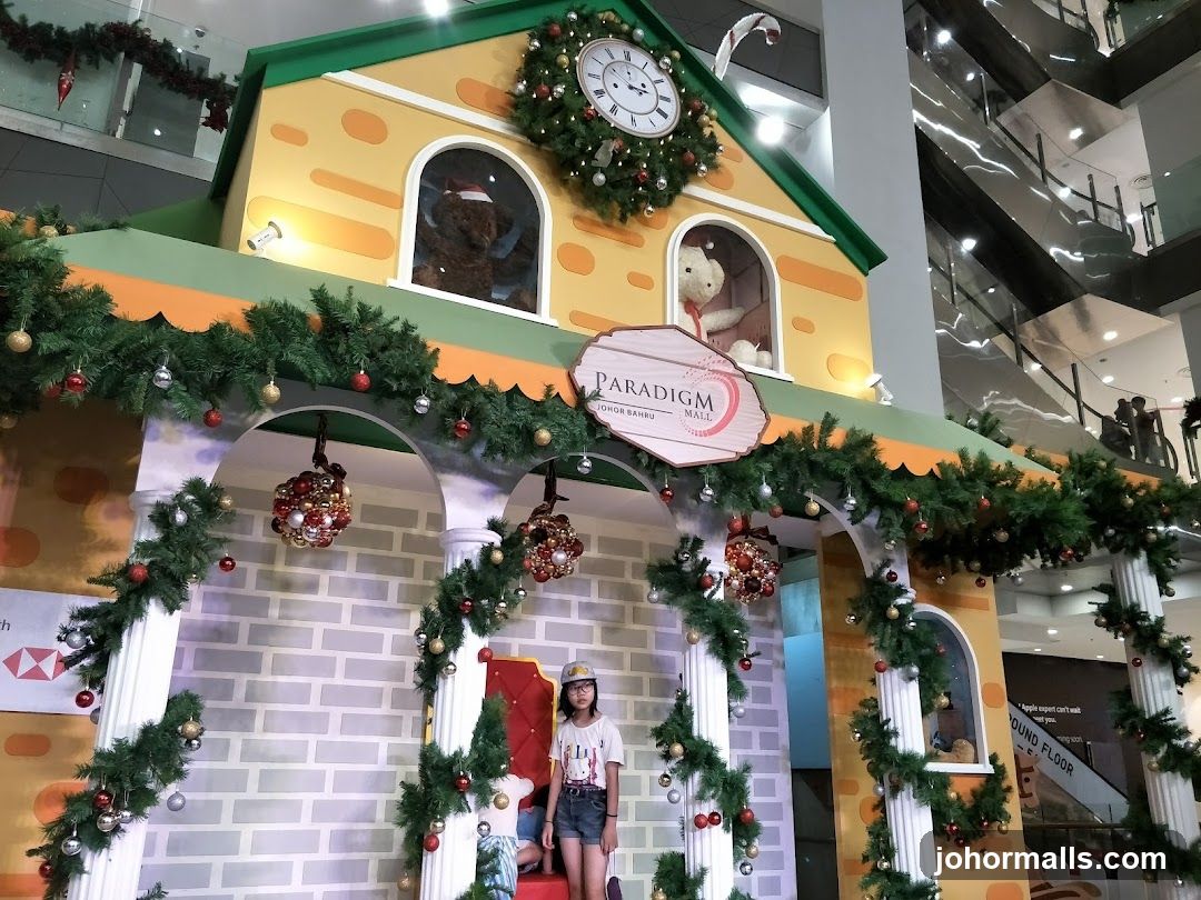 Paradigm Mall Christmas Display