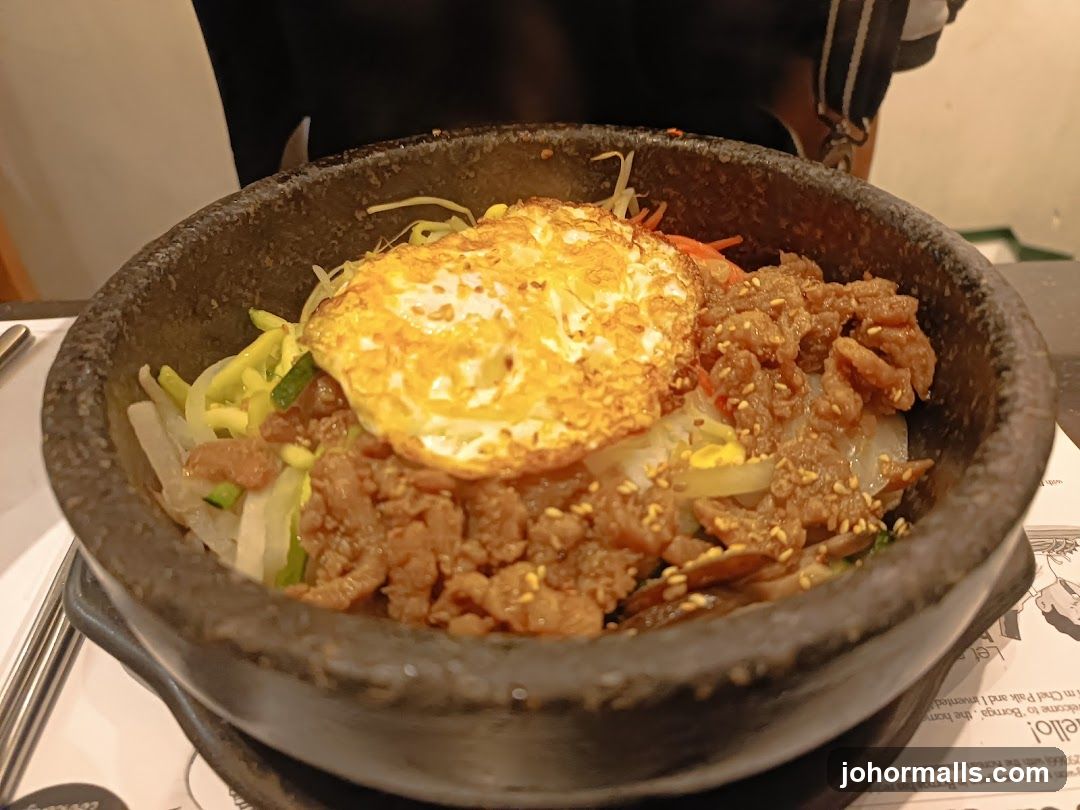 Stir-fried beef and egg in stone pot