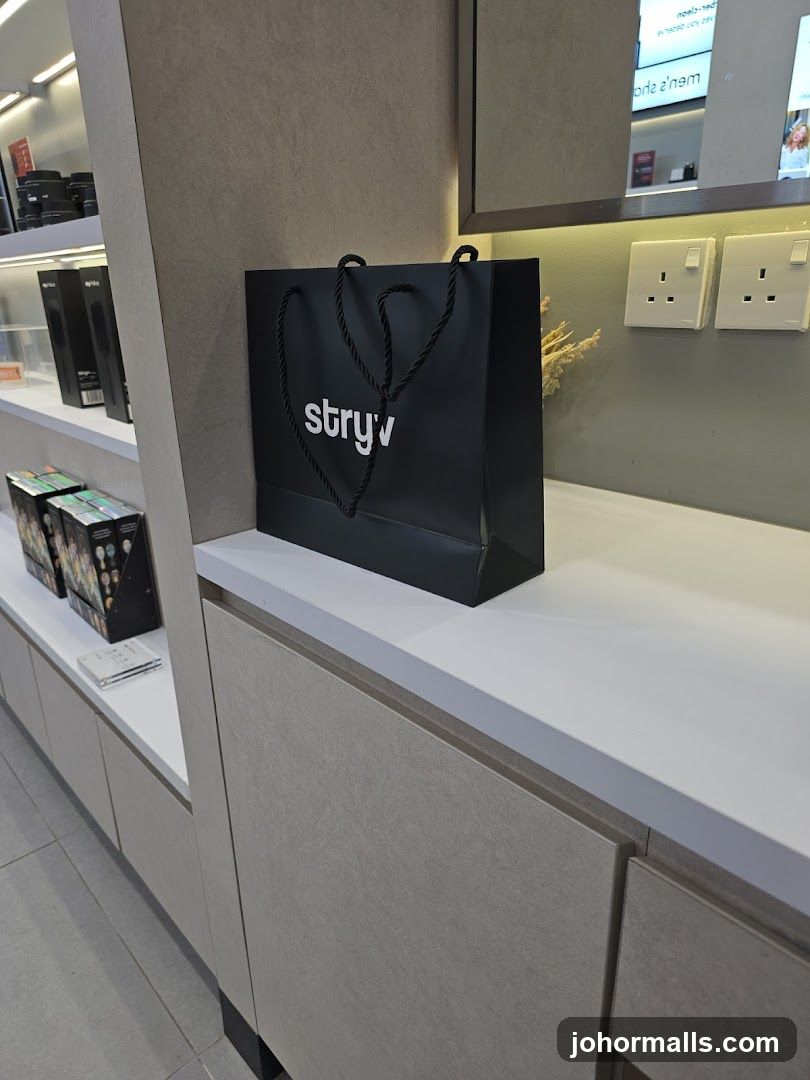 Shopping bag with logo