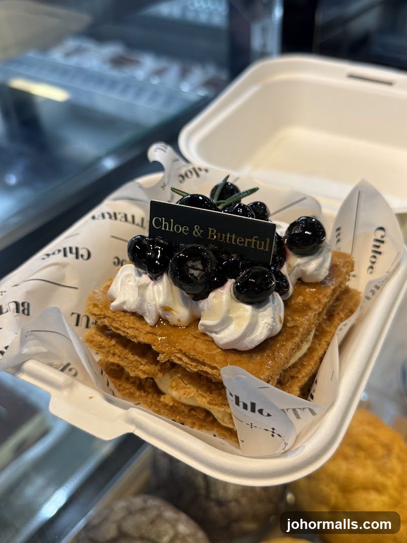 Mille-feuille with blueberries and cream