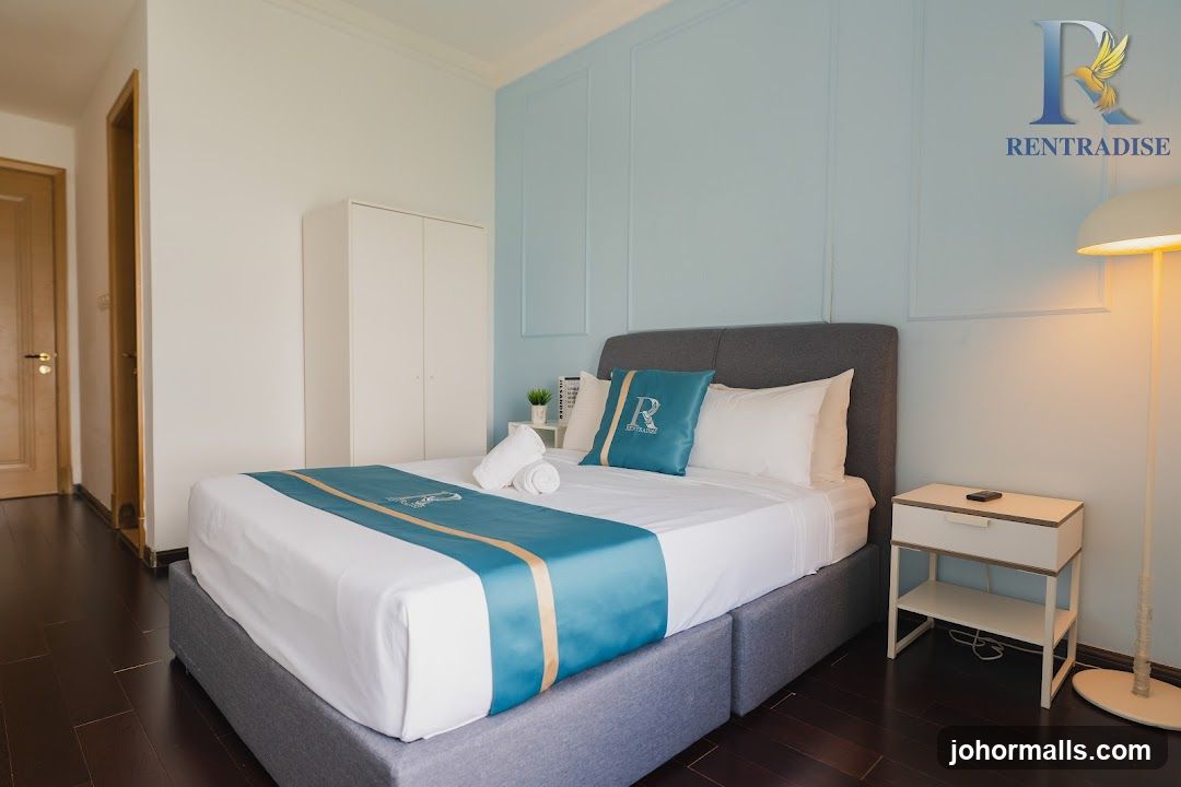 Bedroom with RENTRADISE branding