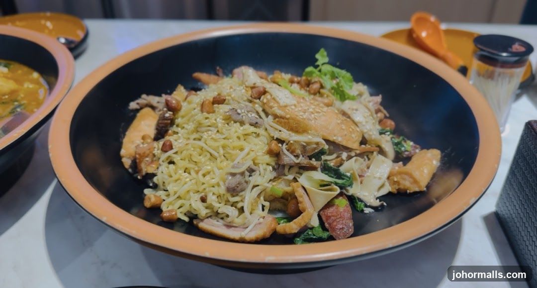 Noodle Dish with Meat and Peanuts