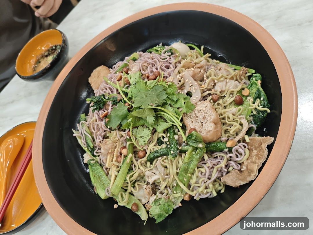 Noodle Dish with Vegetables and Peanuts
