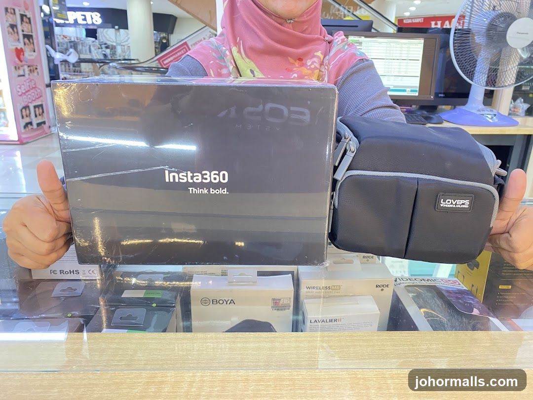 Insta360 Camera Box and Bag